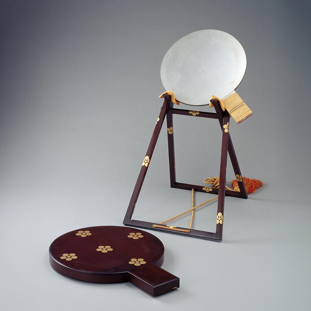 うめばちもんちらし蒔絵まきえ鏡建かがみたて・鏡家きょうや
江戸時代・文化5年（1808）
長崎・松浦史料博物館蔵