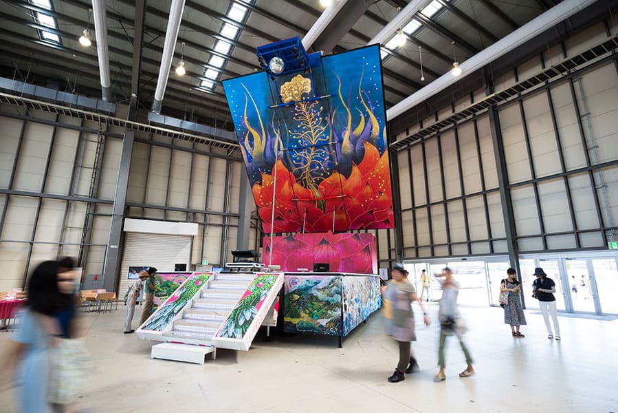 やなぎみわ《演劇公演「日輪の翼」のための移動舞台車》2014年「ヨコハマトリエンナーレ2014」展示風景
撮影:加藤健 写真提供:横浜トリエンナーレ組織委員会