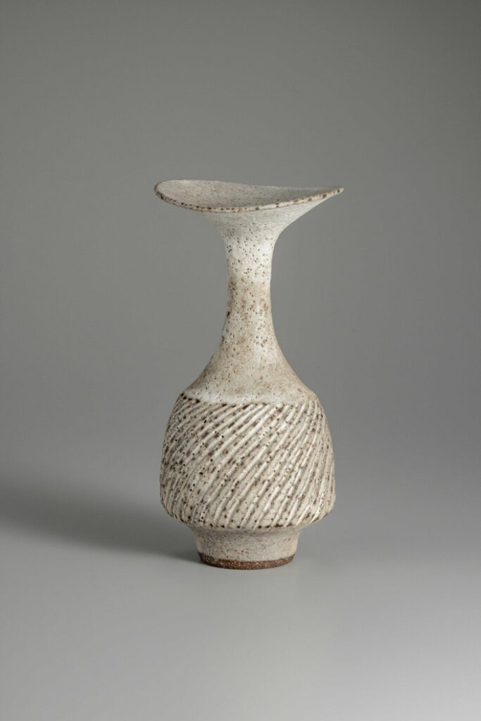 ルーシー・リー《白釉鎬文花瓶》1976年頃 国立工芸館蔵 撮影:品野 塁