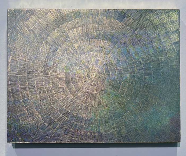 《龍の目（苔むした洞窟）》F10、アクリル絵の具、顔料、糊、金彩箔（2025）