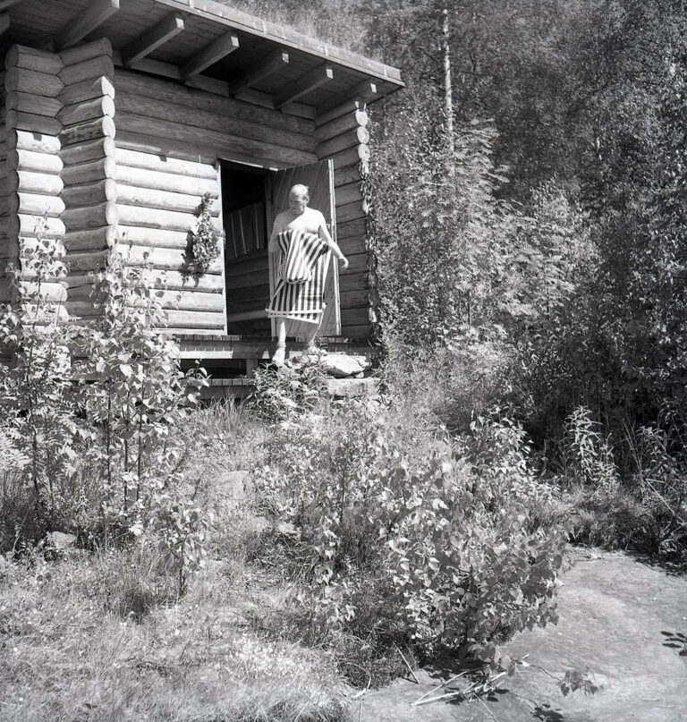 「ムーラッツァロの実験住宅」のサウナから出てくるアルヴァ・アアルト　1960年代<br>Photo: Heikki Havas