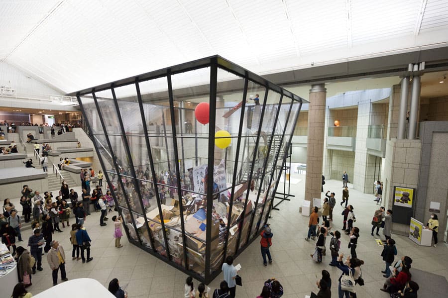 マイケル・ランディ《アート・ビン》2010/2014年「ヨコハマトリエンナーレ2014」展示風景
撮影：加藤健　写真提供：横浜トリエンナーレ組織委員会