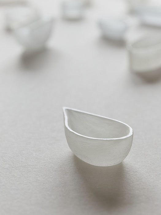 福田尚代《漂着物／ひとすくい／泉》より 2024–2026年　消しゴムに彫刻　作家蔵　撮影：高橋健治