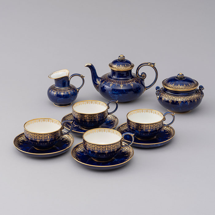 セーヴル　《ティーセット「クラウデッド・ブルー」》　1876年　岐阜県現代陶芸美術館蔵