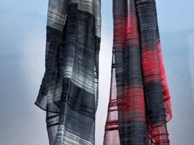 左：「黒と白のからみ織り」 右：「赤と黒のからみ織り」 各 85.0×185.0cm