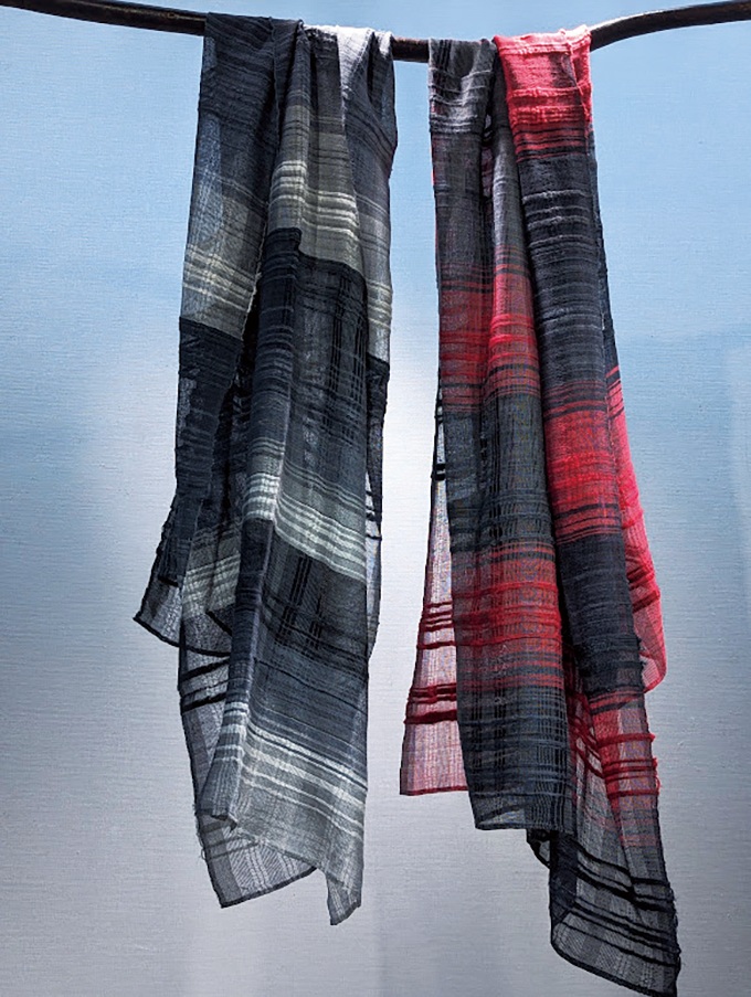 左：「黒と白のからみ織り」 右：「赤と黒のからみ織り」 各 85.0×185.0cm
