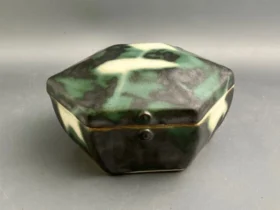 「銅彩抜文六角蓋物」 （幅18×奥行15.5×高さ9cm）