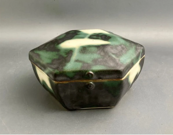 「銅彩抜文六角蓋物」 （幅18×奥行15.5×高さ9cm）