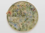 サム・フォールズ 《Spring Flowers, Autumn Moon (春花秋月,Shunkashūgetsu)》 2025 Glazed ceramic with glass in brass frame, flowers, water φ 83.8 x d. 6.2 cm ©Sam Falls