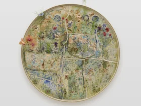 サム・フォールズ 《Spring Flowers, Autumn Moon (春花秋月,Shunkashūgetsu)》 2025 Glazed ceramic with glass in brass frame, flowers, water φ 83.8 x d. 6.2 cm ©Sam Falls