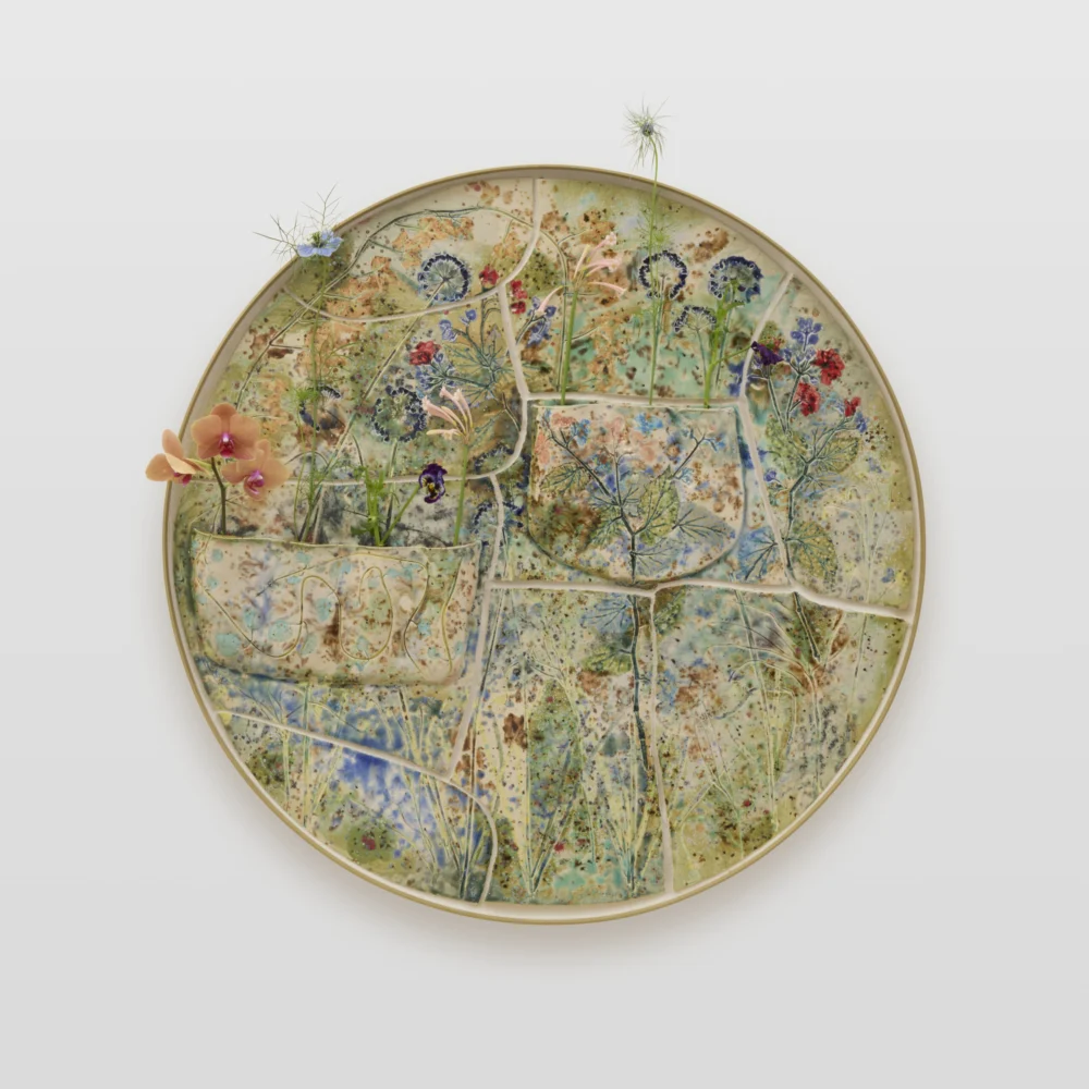 サム・フォールズ 《Spring Flowers, Autumn Moon (春花秋月,Shunkashūgetsu)》 2025 Glazed ceramic with glass in brass frame, flowers, water φ 83.8 x d. 6.2 cm ©Sam Falls