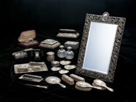 《あやめ文銀製化粧セット》ゴールド＆シルヴァースミス、1903-1907年、ポーラ美術館