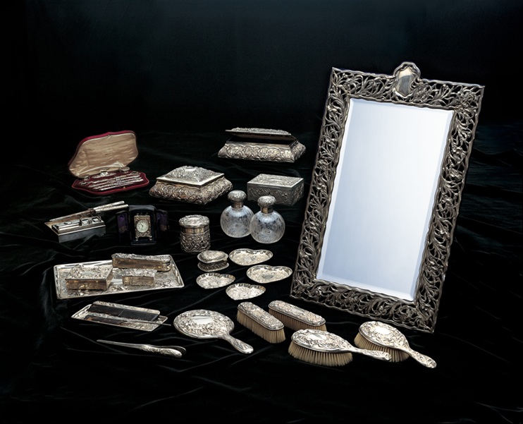 《あやめ文銀製化粧セット》ゴールド＆シルヴァースミス、1903-1907年、ポーラ美術館