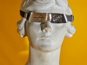 ジャック リプシッツ作 ココ シャネルの石膏像 1921年 CHANEL サングラス 2002/03年秋冬 プレタポルテコレクション – パトリモアンヌ・シャネル蔵 ©CHANEL/Roe Ethridge