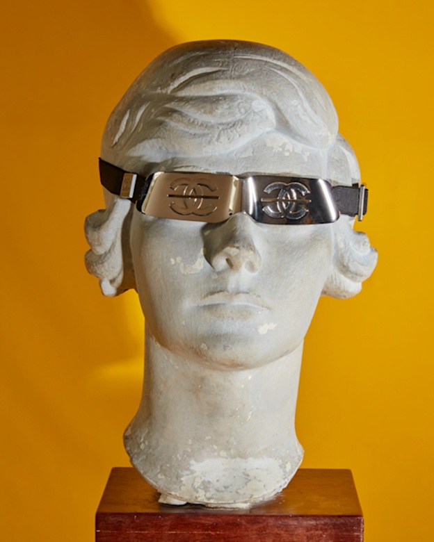 ジャック リプシッツ作 ココ シャネルの石膏像 1921年 CHANEL サングラス 2002/03年秋冬 プレタポルテコレクション – パトリモアンヌ・シャネル蔵 ©CHANEL/Roe Ethridge