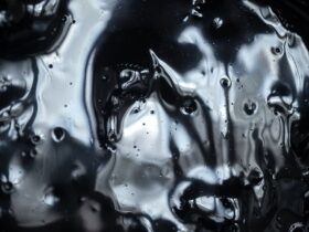 アンドリウス・アルチュニアン｜《Below(FortheOnesThatMurmur)》｜2024年｜瀝青、タール、鉄、木綿、5チャンネルサウンド｜Courtesyoftheartist｜Photo by Dat Bolwerck, Zutphen