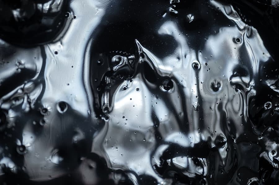 アンドリウス・アルチュニアン｜《Below(FortheOnesThatMurmur)》｜2024年｜瀝青、タール、鉄、木綿、5チャンネルサウンド｜Courtesyoftheartist｜Photo by Dat Bolwerck, Zutphen