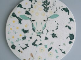 羊咲く　平皿 直径36.4 ×高さ1.7cm