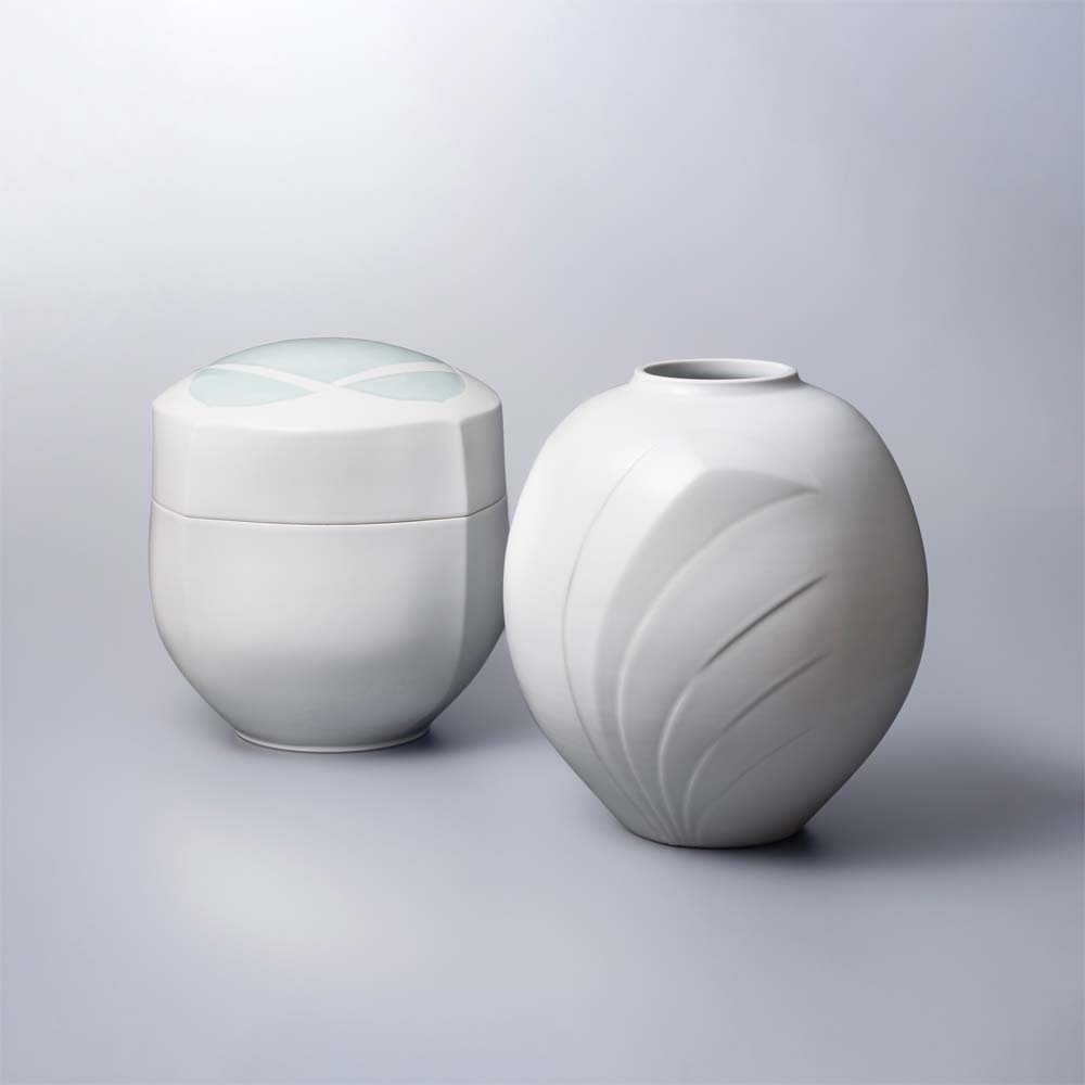 ピーター・ハーモン（Peter HAMANN） （左から） 「掛分合子」27.3×27.3×h29.7cm、 「彫刻白磁壺」29×29×h31.5cm