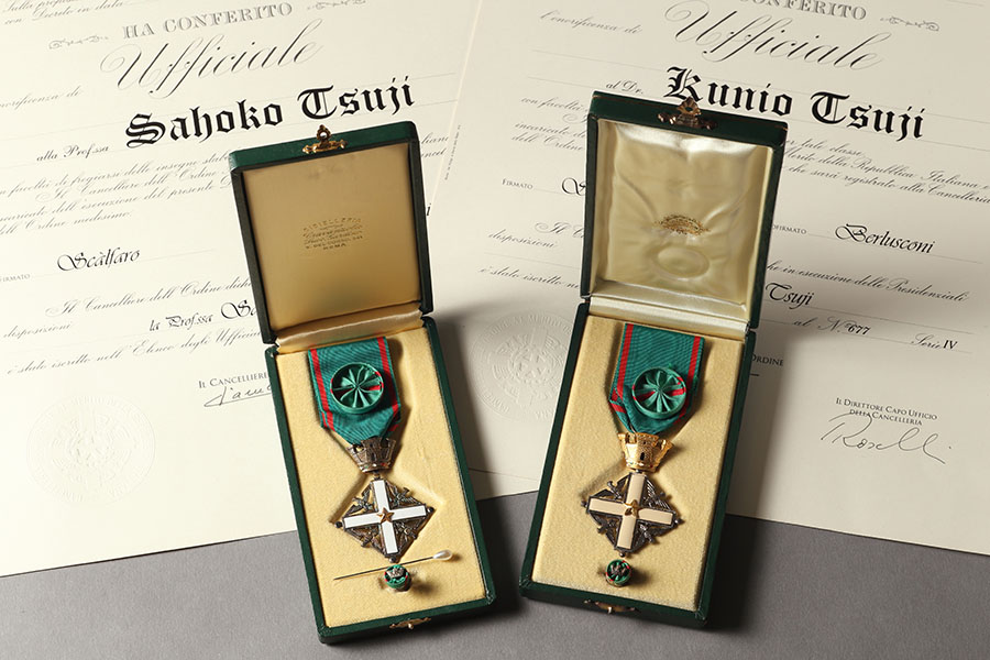 辻邦生・佐保子夫妻がイタリア政府より授与されたカヴァリエーレ・ウッフィツィアーレ章 1995年7月