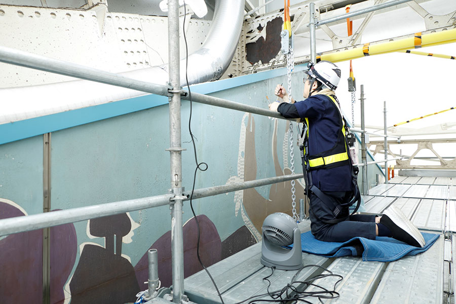 《自由》修復の様子　撮影：木奥惠三（2025年6月）