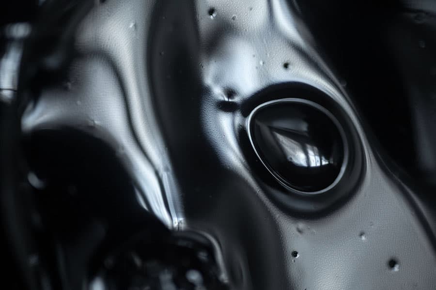 アンドリウス・アルチュニアン｜《Below(FortheOnesThatMurmur)》｜2024年｜瀝青、タール、鉄、木綿、5チャンネルサウンド｜Courtesyoftheartist｜Photo by Dat Bolwerck, Zutphen