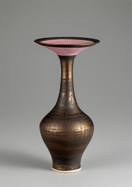 ルーシー・リー 《ブロンズ釉花器》 1980年頃
井内コレクション(国立工芸館寄託)
撮影：品野塁
