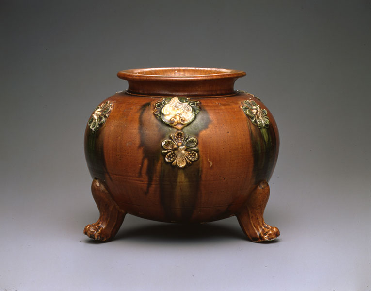 三彩貼花文鍑 唐時代・8世紀 五島美術館蔵