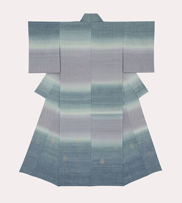 《朧月夜》 2025年　志村ふくみ監修　制作 都機工房　絹糸・金糸／紫根、藍、臭木 【通期展示】