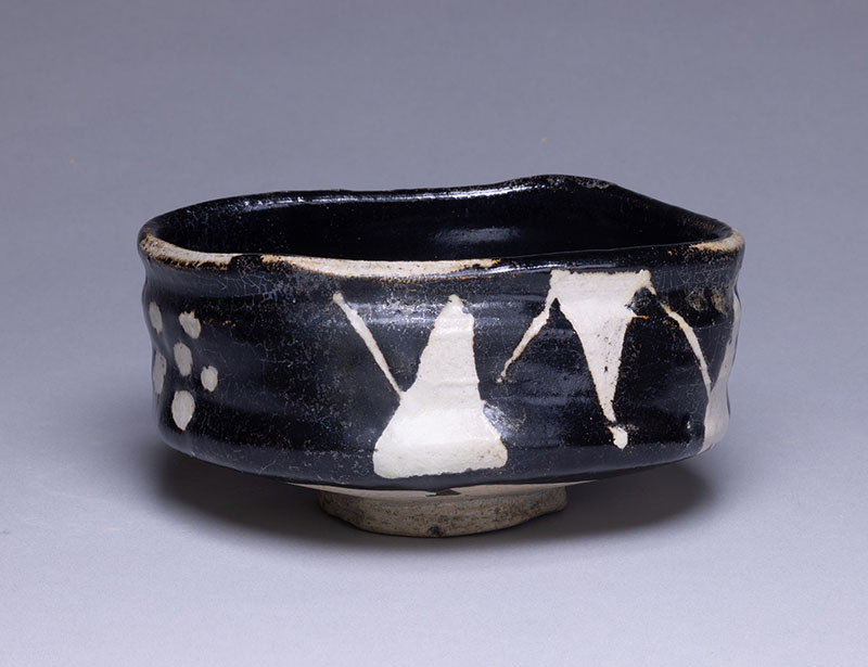 黒織部茶碗　美濃窯　安土桃山時代（16世紀後半～17世紀初頭）