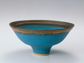 ルーシー・リー 《青釉鉢》 1978年 国立工芸館蔵 撮影：アローアートワークス