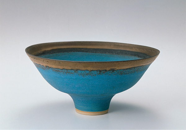 ルーシー・リー 《青釉鉢》 1978年 国立工芸館蔵 撮影：アローアートワークス