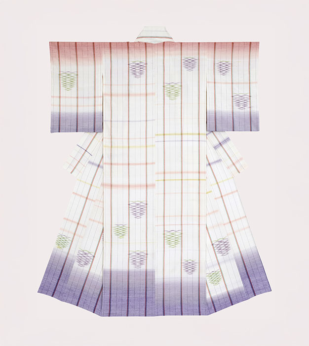 《夢の浮橋》 2025年 志村ふくみ監修 制作 都機工房　絹糸／紅花、紫根、藍、刈安 【通期展示】