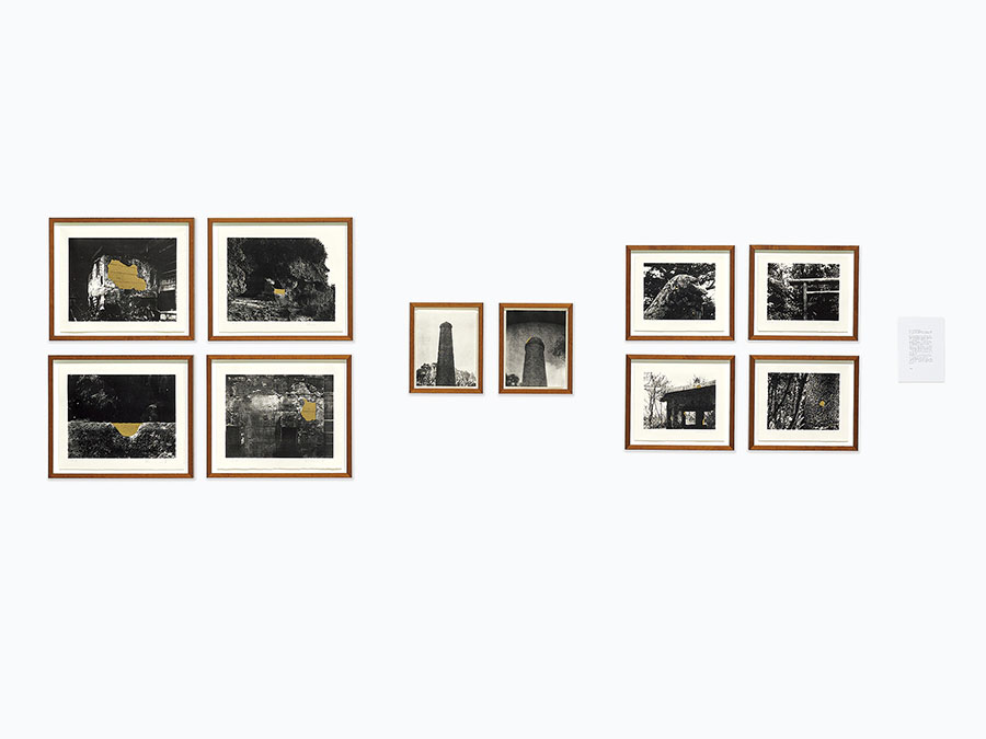 VOCA奨励賞　寺田 健人《The Gunshot Still Echoes》リトグラフ、粉真鍮（空薬莢）、額、貼りパネ　104.0×367.8×5.0㎝