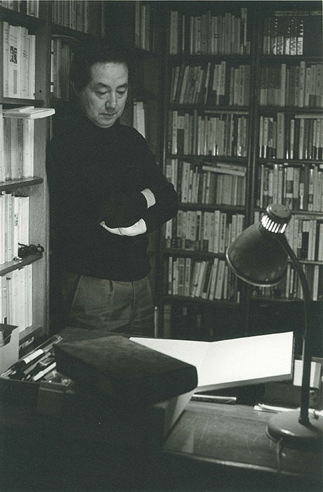 辻邦生　高輪自宅の書斎にて 片山摂三撮影