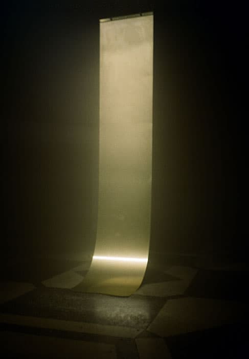 アンドリウス・アルチュニアン|《YouDo Not Remember Yourself》｜2022年｜真鍮、サーフェストランスデューサ、6チャンネルサウンド｜60分、ループ｜100 x 600cm｜Courtesy of the artist｜Photo by Gabrielė Mišeikytė