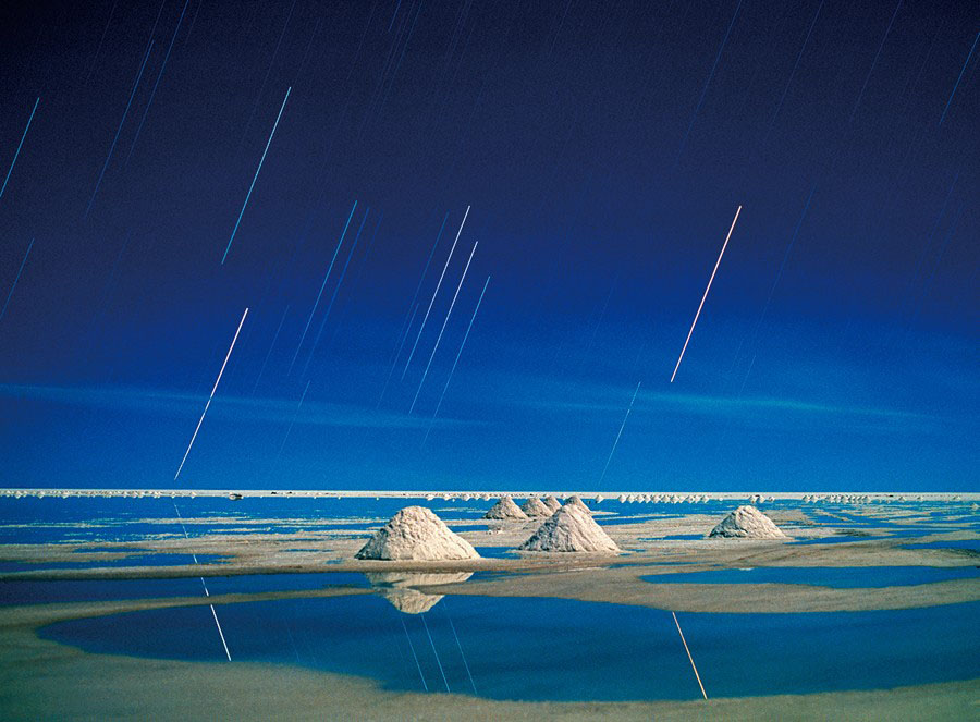 月夜のウユニ湖に沈むオリオン座　（ボリビア）　1986年　撮影：片平孝