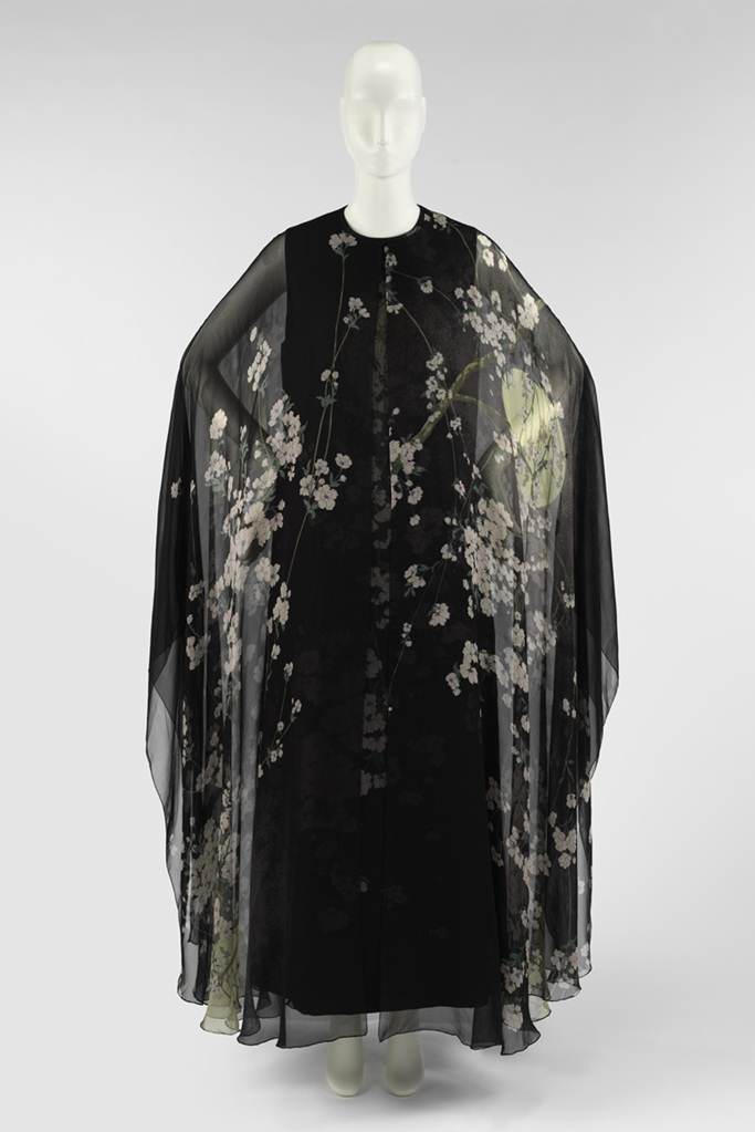 森英恵《イヴニングアンサンブル》1974年 ハナヱ・モリ
メトロポリタン美術館、ニューヨーク 1996年メアリー・グリッグス・バーク氏寄贈 (1996. 130. 6a, b)
©The Metropolitan Museum of Art. Image source: Art Resource, NY