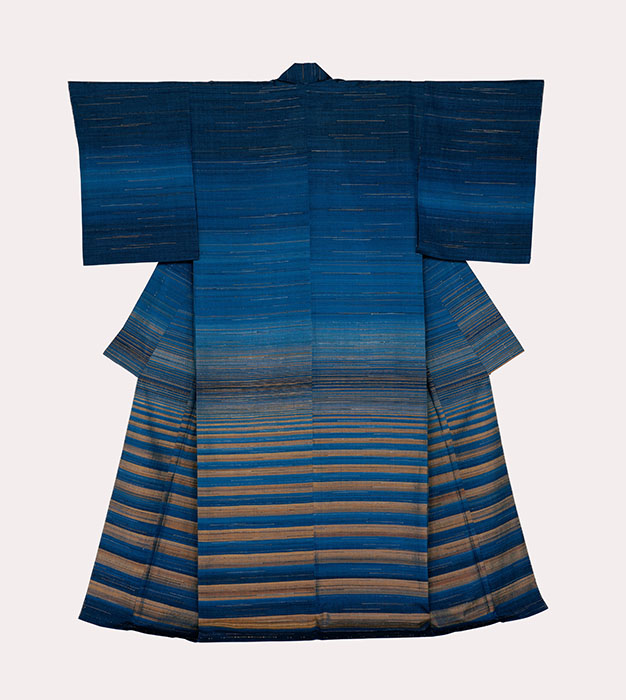 《月の湖》 1985年　絹糸／藍、玉葱 【前期展示】