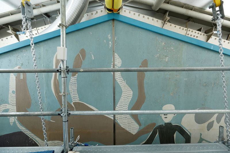 修復中の《自由》（部分）撮影：木奥惠三（2025年6月