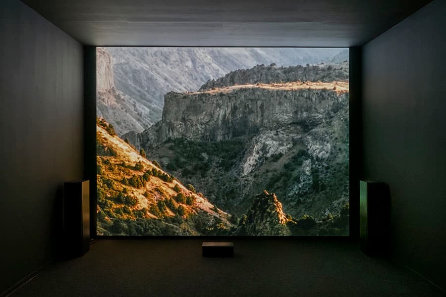 
アンドリウス・アルチュニアン|《EndPull》｜2024年｜シングルチャンネル4K映像（16mmフィルム・トランスファー）、カラー、5.1チャンネル、4:3｜53分｜Courtesy of the artist and Future Art Generation Prize｜Photo by Ela Bialkowska OKNO studio