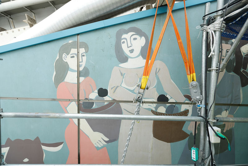 修復中の《自由》（部分）撮影：木奥惠三（2025年6月）