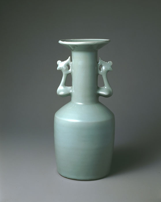 重要文化財　青磁鳳凰耳瓶（砧青磁）　龍泉窯　南宋時代・13世紀　五島美術館蔵