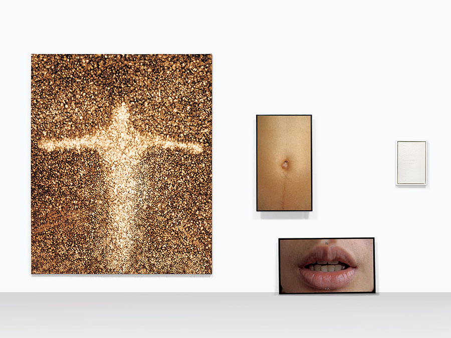 VOCA奨励賞　ソー・ソウエン《Pain things - ペイン ティングス》染料、漂白剤、点字、紙、コットン、木枠、額、モニター、映像5分3秒、音声／8分39秒　242.6×400.0×14.0㎝