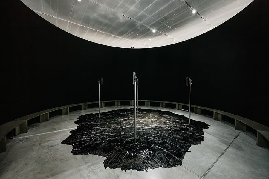 アンドリウス・アルチュニアン|《SyntheticExercises》｜2023年｜タール、瀝青、金属、4チャンネルサウンド|サイ