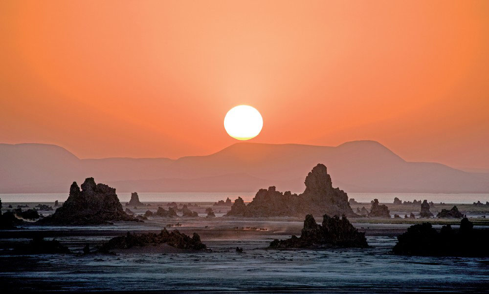 夕日のアッベ湖に立ち上がる石灰の塔のシルエット　（ジブチ／エチオピア）　2011年　撮影：片平孝